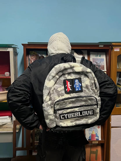 （CyberLove*）羊羔絨雪地迷彩雙肩包 惡搞刺繡